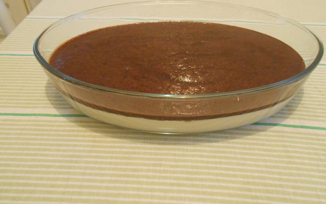 Doce gelado de coco com chocolate