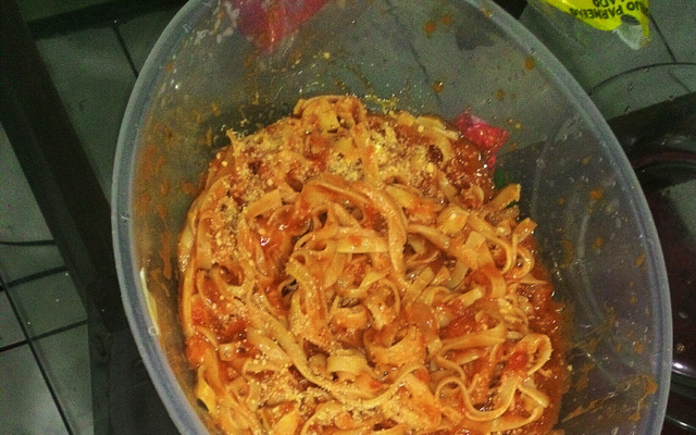 Macarrão cremoso com cogumelos e queijo cremoso
