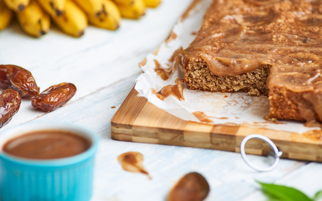 Bolo de banana sem açúcar com calda de tâmara