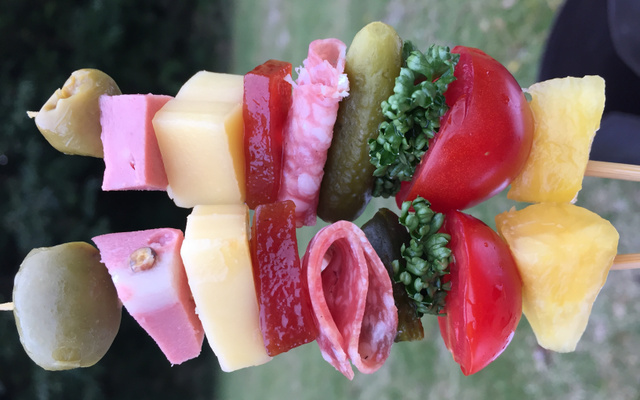 Espetinhos de frios e doces