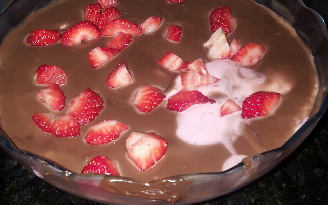 Mousse de morango da fruta com chocolate