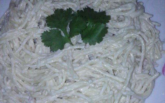 Macarrão ao molho branco e vermelho