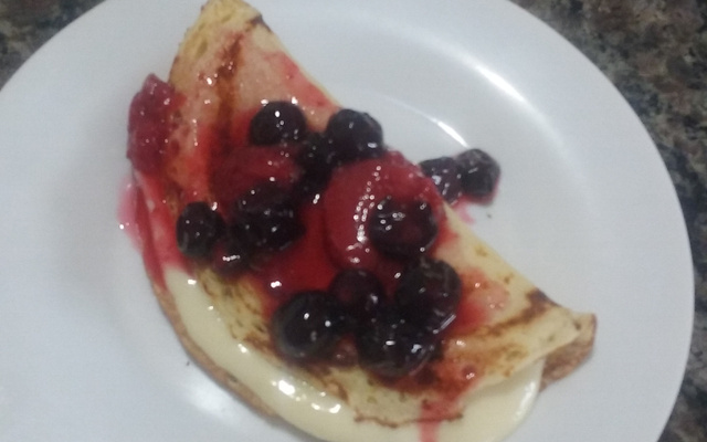 Panqueca de chocolate branco com frutas vermelhas