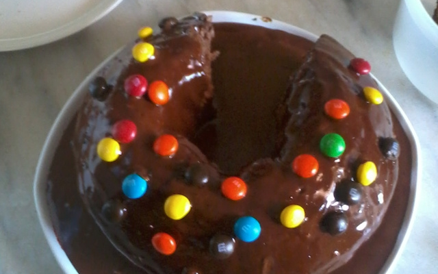 Bolo de chocolate e calda de chocolate