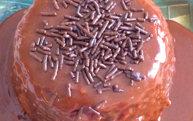 Bolo simples de caneca de micro-ondas