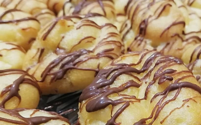 Carolina ou bomba de doce de leite com chocolate