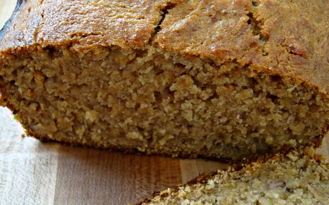 Pão integral de banana com nozes