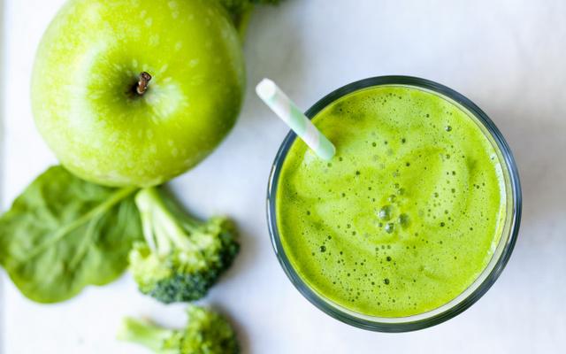 Suco nutritivo de brócolis com limão