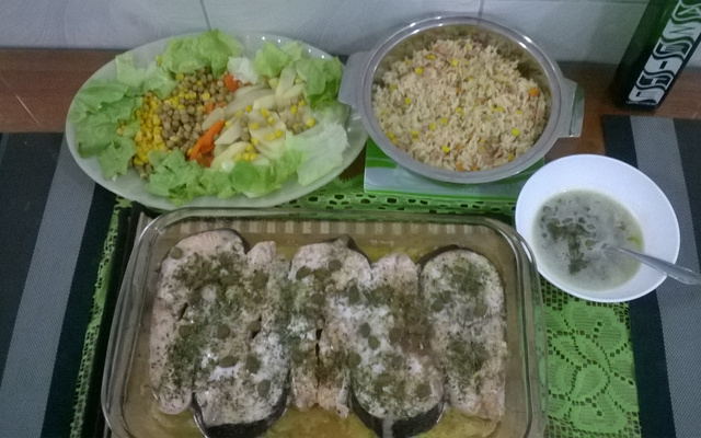 Salmão com alcaparras e ervas finas