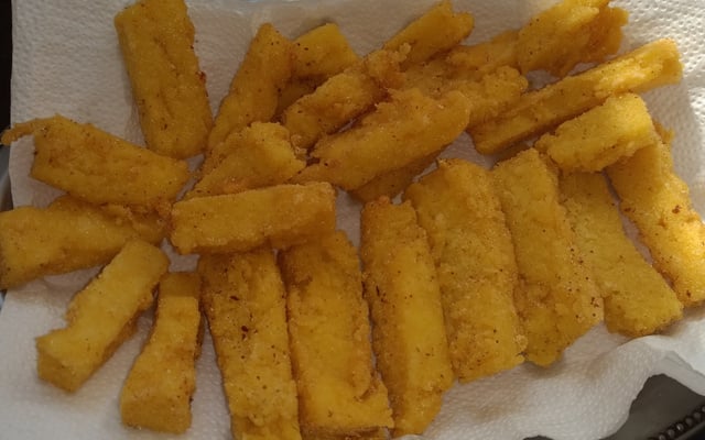 Polenta frita crocante