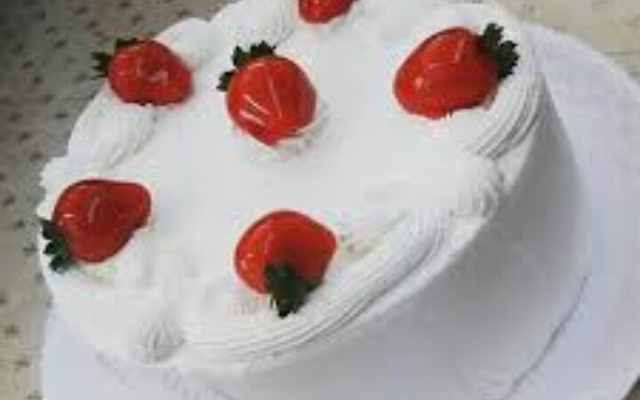 Bolo de festa com morangos