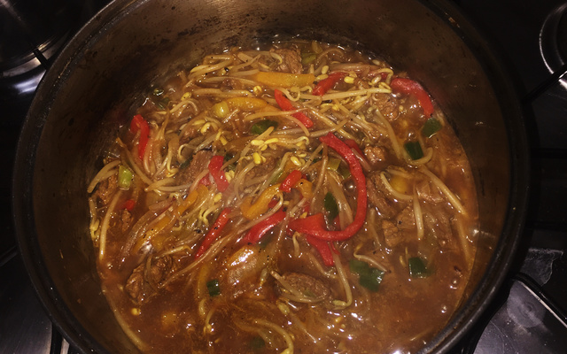 Carne com moyashi