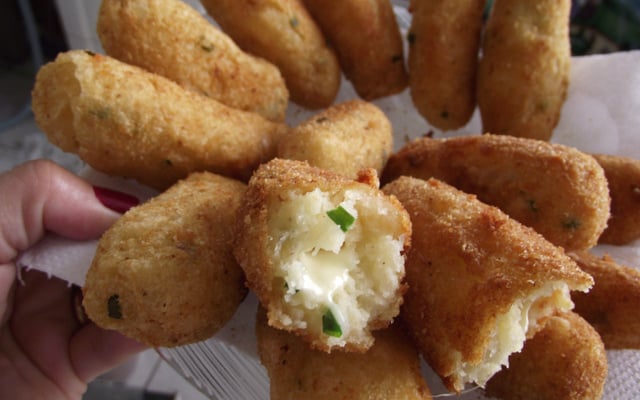 Bolinho de aipim com recheio de carne moída