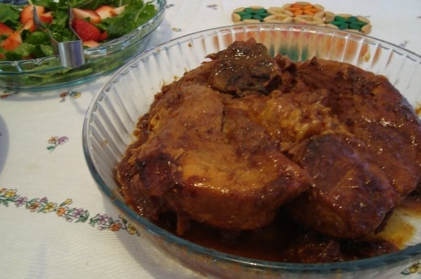 Pernil ao molho de cebola
