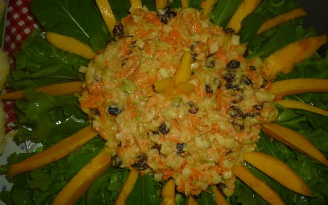 Salada de vegetais com uvas-passas