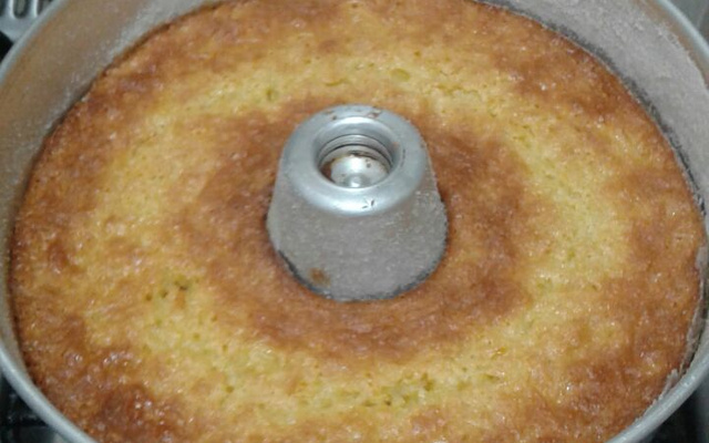 Bolo de cremoso e molhadinho de milho