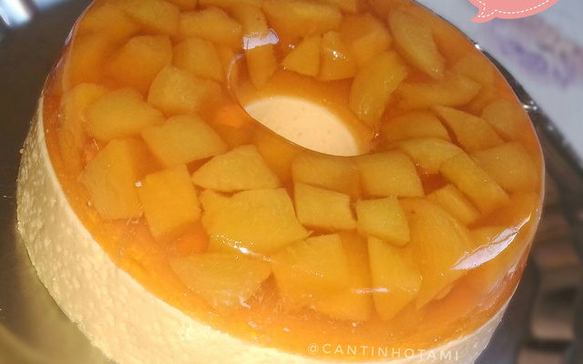 Pudim espelhado de pêssego