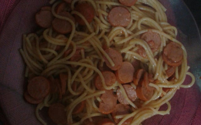 Macarrão com molho de salsicha