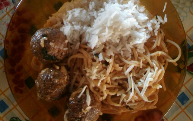 Macarrão com mini almondegas