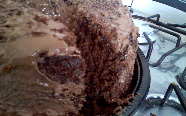 Bolo de chocolate de microondas com calda de falso brigadeiro