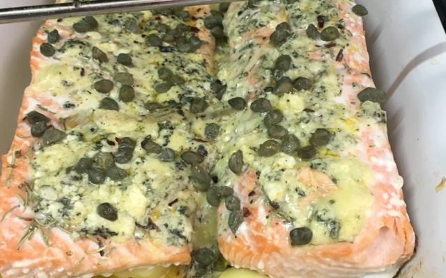 Salmão assado com gorgonzola