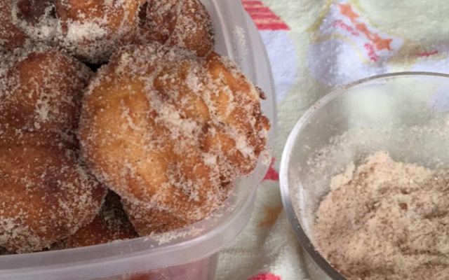 Bolinho de chuva com banana e canela