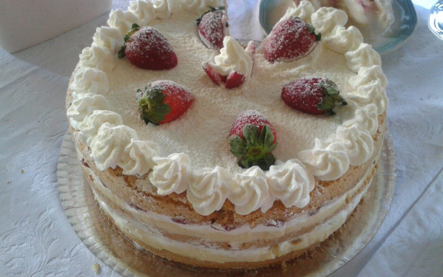 Naked cake de morango com massa de fécula