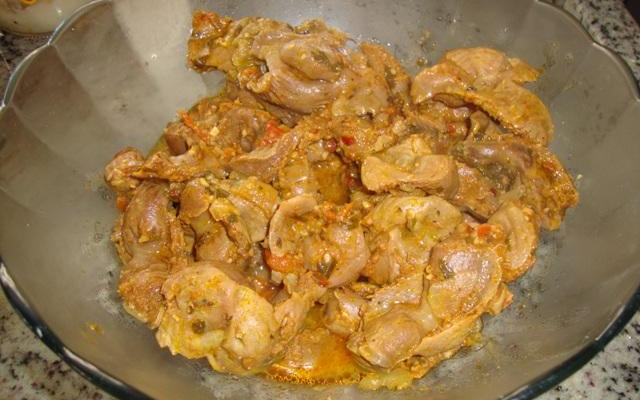 Moelas com batatas, cenouras e milho verde