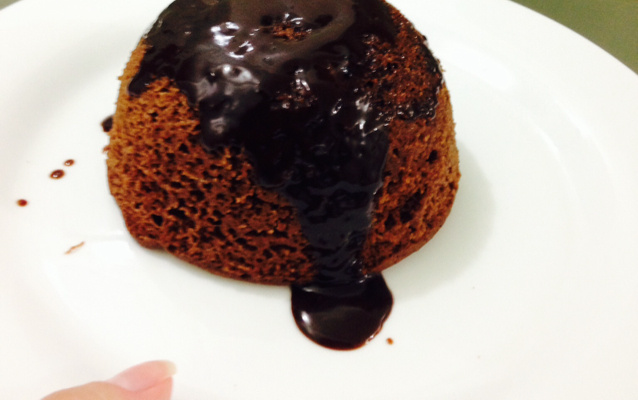 Bolo de caneca de chocolate com calda - light