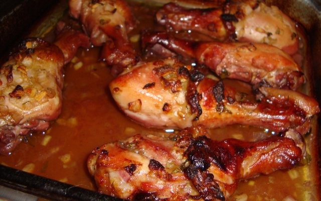 Coxa e sobre coxa de frango assada ao vinho