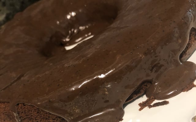 Bolo de chocolate com cobertura