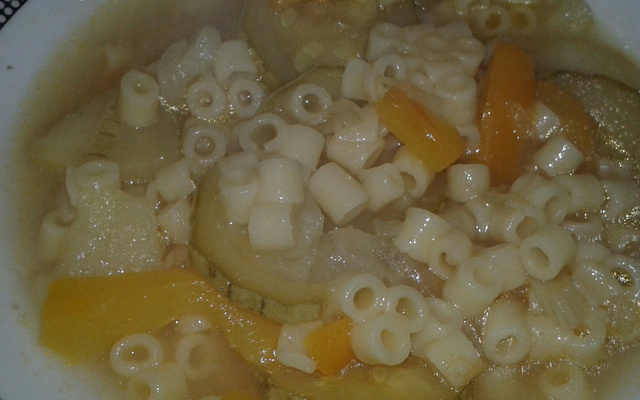 Sopa de miojo com abobrinha e pimentão