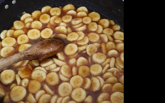 Bolo de banana caramelizada sensacional