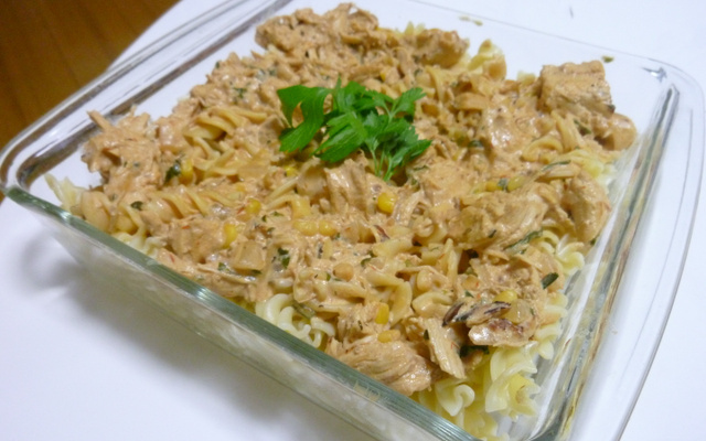Macarrão com estrogonofe de frango rápido e fácil