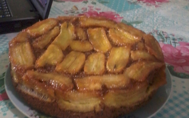Bolo de chocolate com banana caramelizada