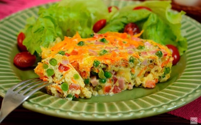 Omelete com jiló e ervilha