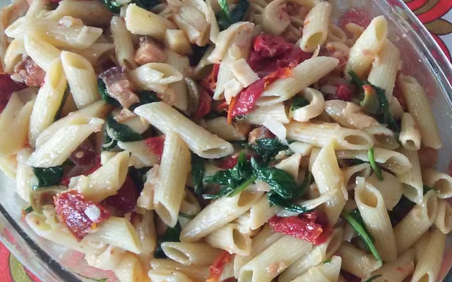 Macarrão com bacon, rúcula e tomate seco