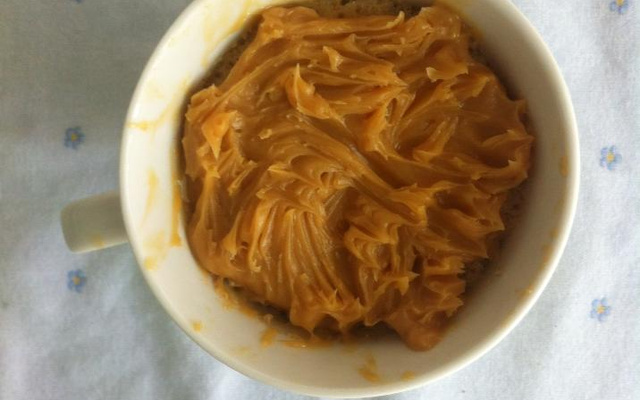 Bolo de caneca de canela com doce de leite