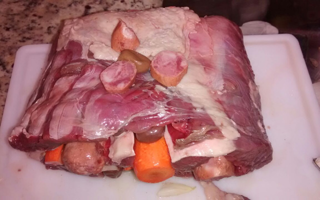 Contra-filé recheado com mostarda e creme de cebola