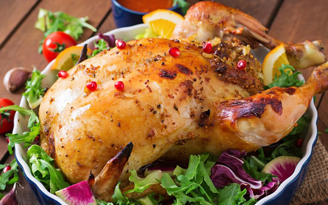 Chester recheado com farofa, assado e servido com salada e frutas