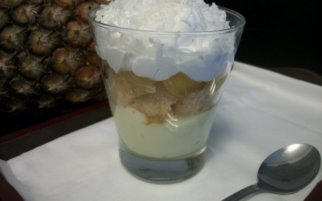 Pavê de abacaxi com marshmallow e coco fresco