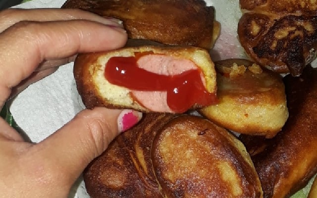 Salsicha Empanada no Palito