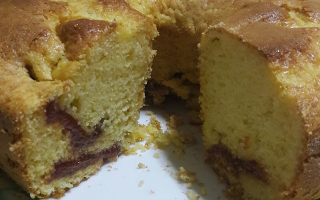 Bolo de fubá com goiabada