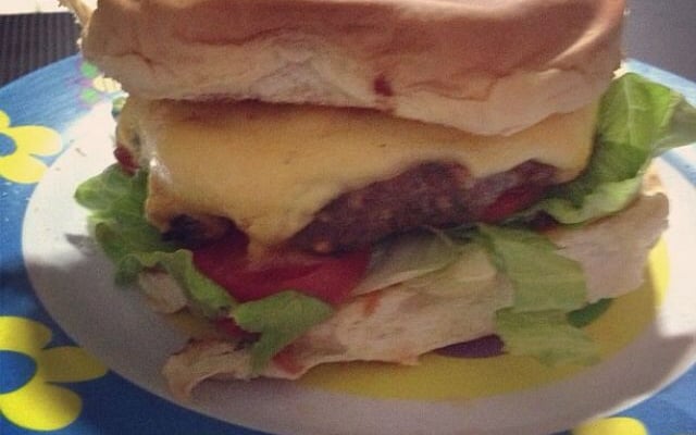 Sanduíche com hambúrguer caseiro