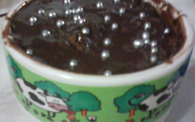 Bolo de caneca com cobertura