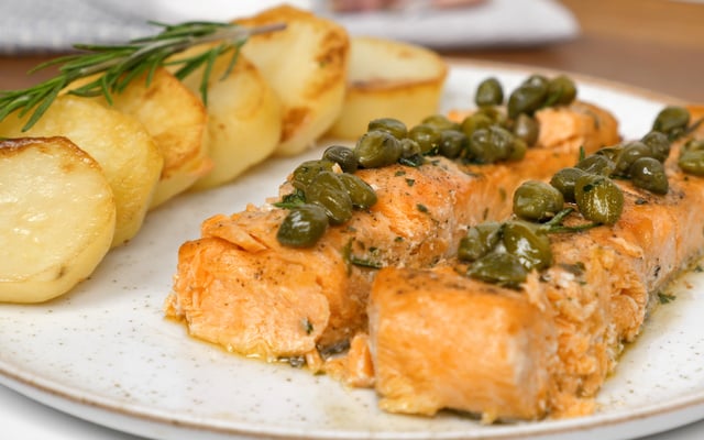 Salmão com molho de alcaparras e rodelas de batatas