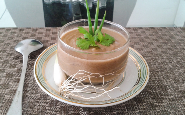 Caldo de feijão com coentro