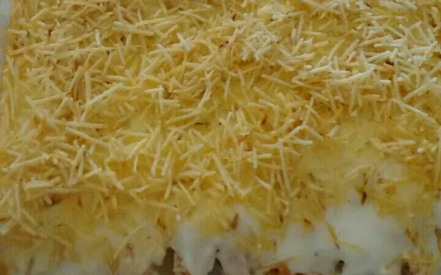 Batata com frango coberta com molho branco e batata palha