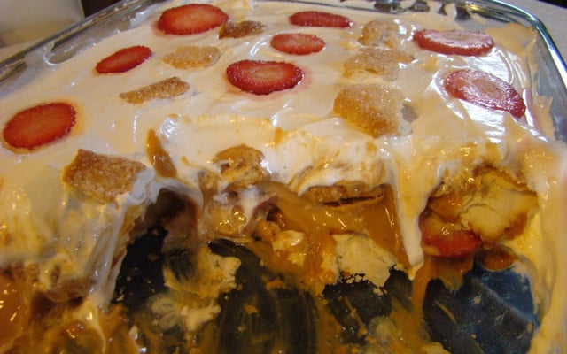 Pavê folhado de doce de leite e morangos