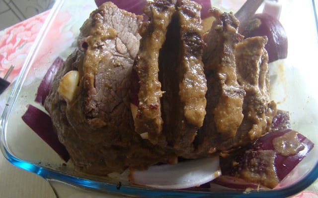 Carne de panela ao molho de cebola
